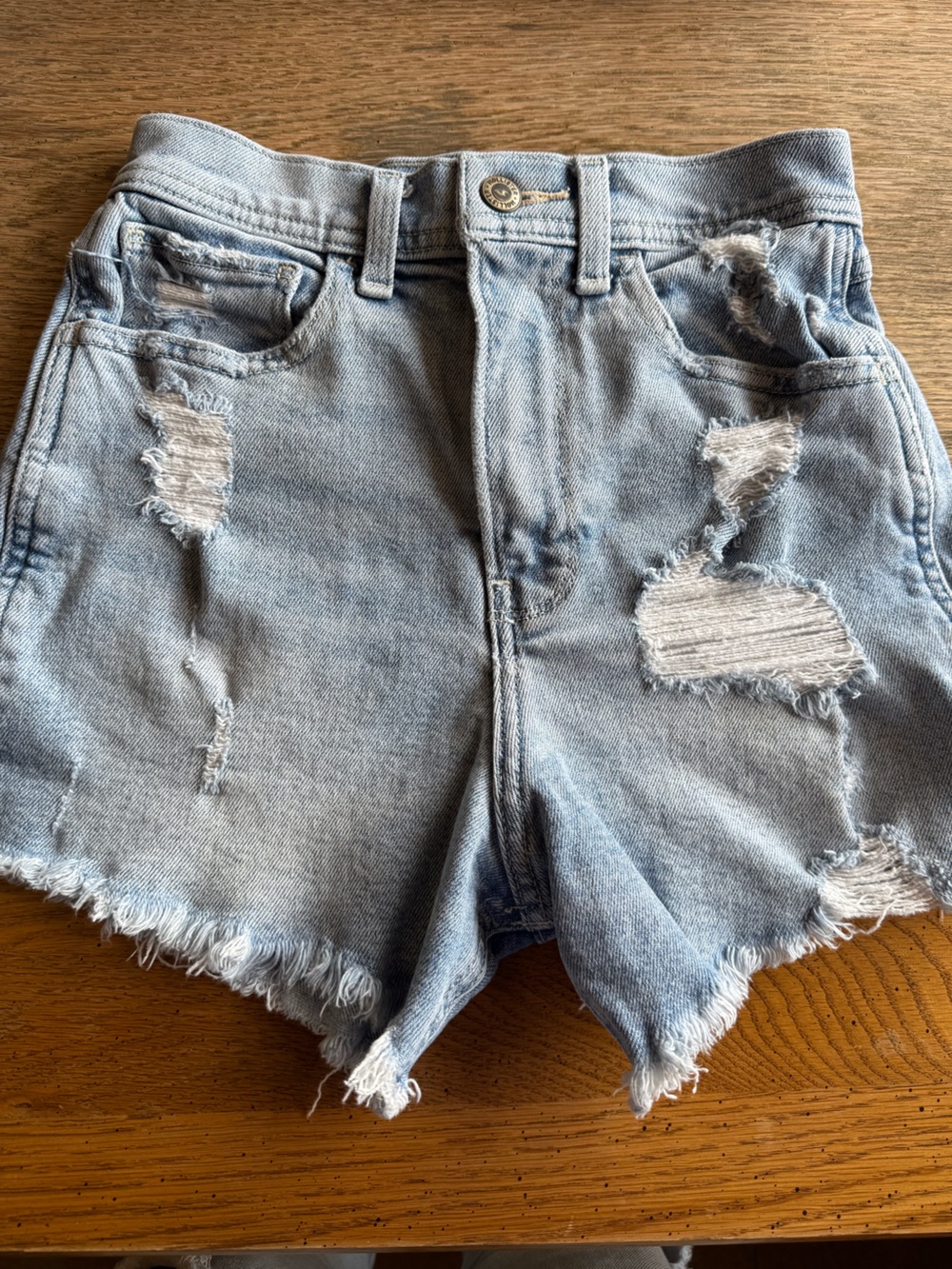 Hollister Ultra High-Rise Vintage Stretch Distressed Denim Shorts 4” Size 00/23